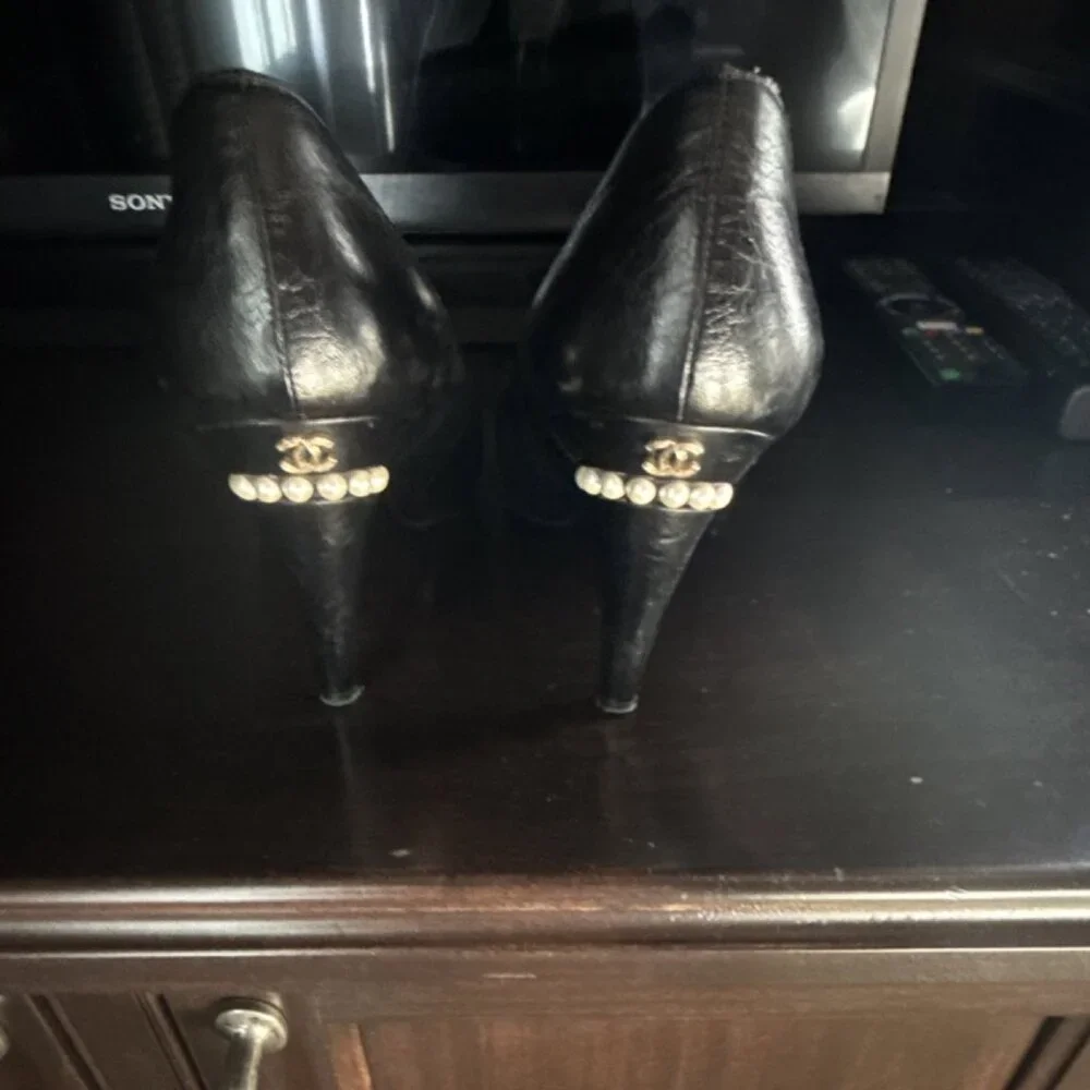 CHANEL Black Leather Pointed Toe Stiletto Pumps Pearl Logo Women's EU 37.5 US 7 - Picture 2 of 5
